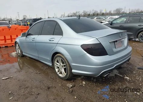 2013 Mercedes-Benz C 300 Sport 4Matic z USA, uszkodzony, nr VIN WDDGF8AB8DR273609